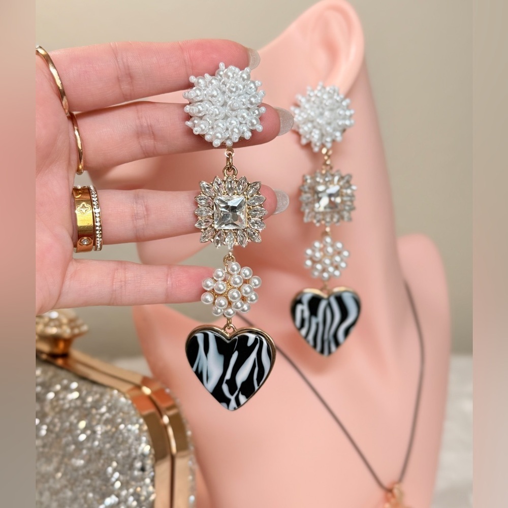 Elegant Black and White Heart Earrings - Picture 4 of 7